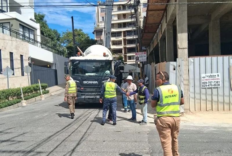 INTRANT multa a 15 empresas constructoras por obstrucción de la vía pública y uso de carril para vaciado de hormigón y disposición de materiales de construcción sin contar con el permiso correspondiente INTRANT multa a 15 empresas constructoras por obstrucción de la vía pública y uso de carril para vaciado de hormigón y disposición de materiales de construcción sin contar con el permiso correspondiente