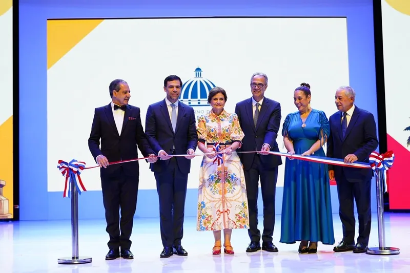 Acto impecable abre XXVIII Feria del Libro 2026, iniciando la fiesta de la lectura La vicepresidenta Raquel Peña, el ministro Roberto Salcedo, el poeta homenajeado José Marmol, en primera fila en el acto de apertura de la XXVIII Feria Internacional del Libro Santo Domingo 2026. Fotos suministradas por Comunicaciones Cultura.