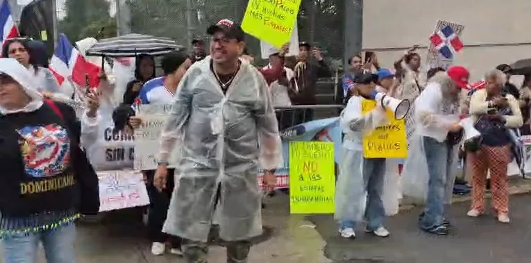 Protestan en NY durante acto presidido por el presidente Abinader Protestan en NY durante acto presidido por el presidente Abinader