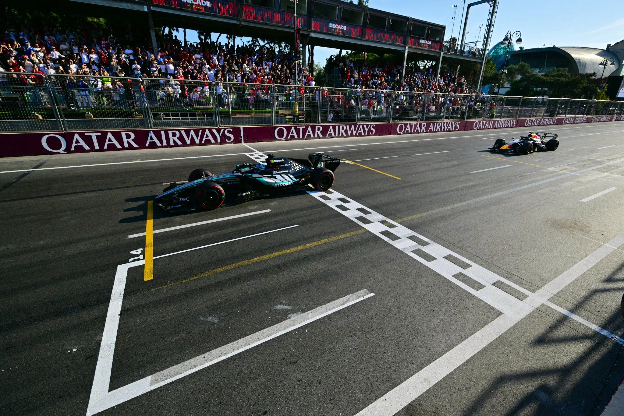 Russell resiste a Verstappen y conquista Bakú por apenas 0.196 segundos Russell resiste a Verstappen y conquista Bakú por apenas 0.196 segundos