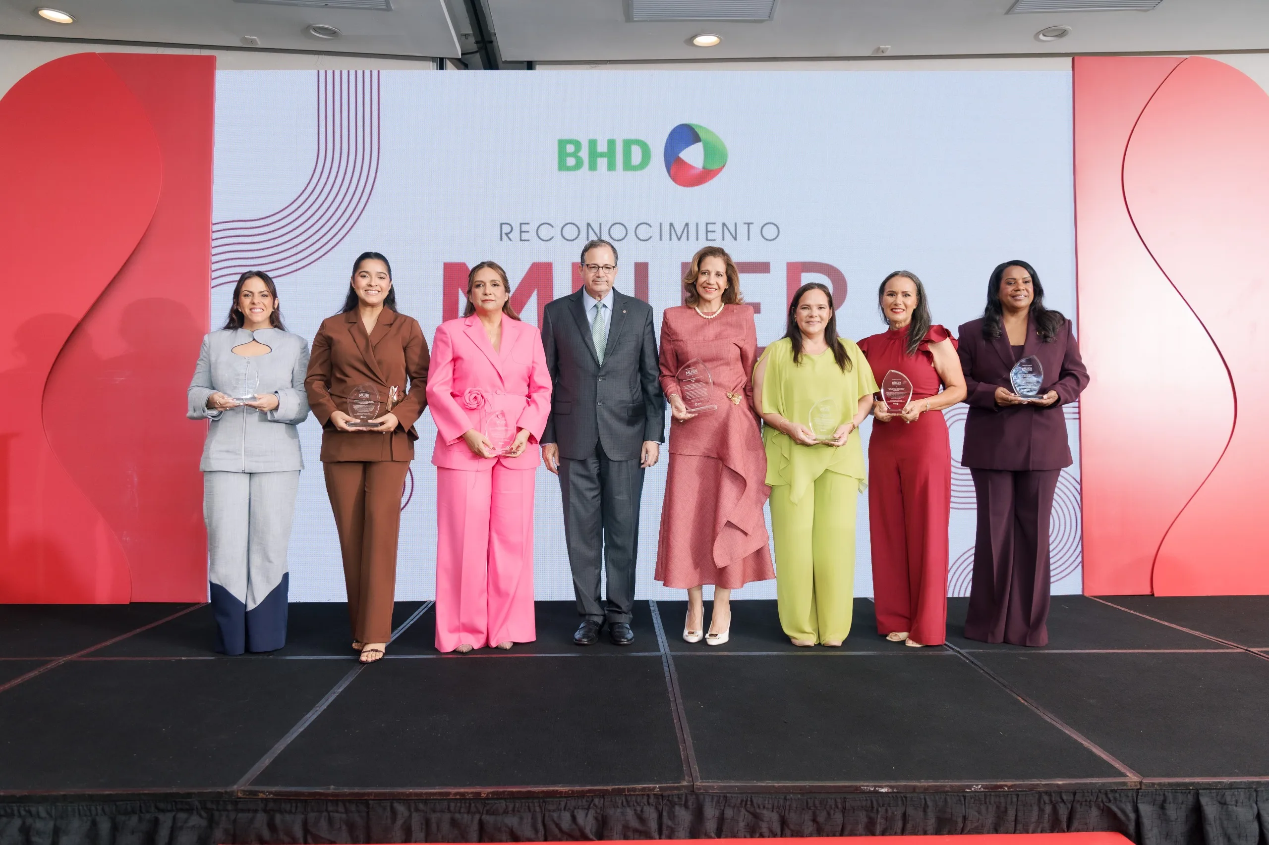 Banco BHD reconoce a siete empresarias dominicanas Banco BHD reconoce a siete empresarias dominicanas