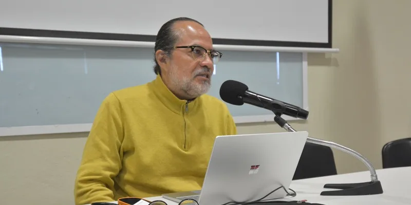 EN LA UASD EXPERTO ADVIERTE QUE LA GENTE NO LEE NI ESCUCHA SI NO ES CON IA El doctor Jorge Enrique Linares Salgado dictó la conferencia “La IA Dialógica y el intelecto agente”, en el marco del simposio internacional “Filosofía de la Ciencia, Ética y Futuro Humano", organizado por la Escuela de Filosofía de la UASD.