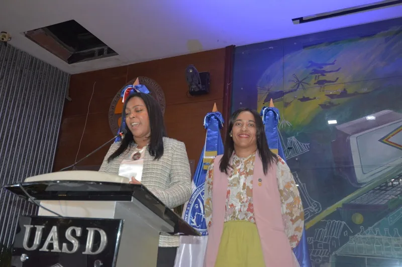 Escuela de Turismo y Hotelería UASD clausura conmemoración del Día Mundial del Turismo La decana de la FCES, maestra Maribel Lorenzo Linares, la directora de la Escuela de Turismo y Hotelería, maestra Rosalinda Rodríguez, en compañía de los estudiantes galardonados.