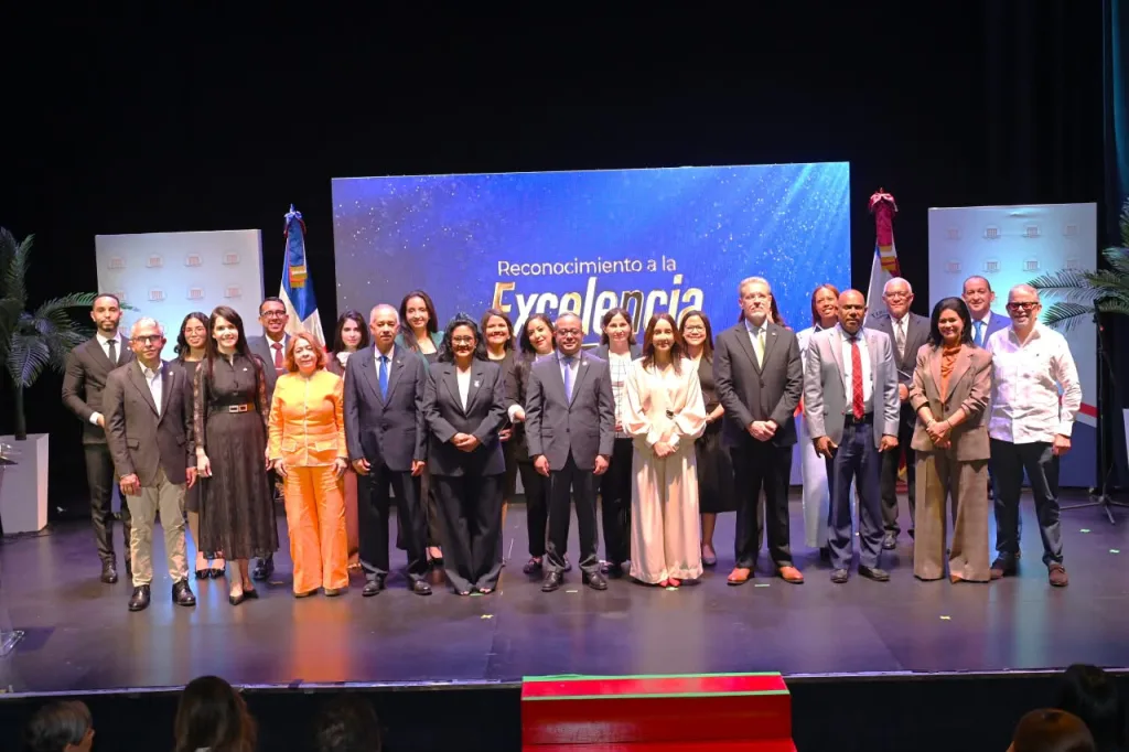 Tribunal Constitucional distingue a 27 colaboradores por excelencia y vocación de servicio Tribunal Constitucional distingue a 27 colaboradores por excelencia y vocacion de servicio