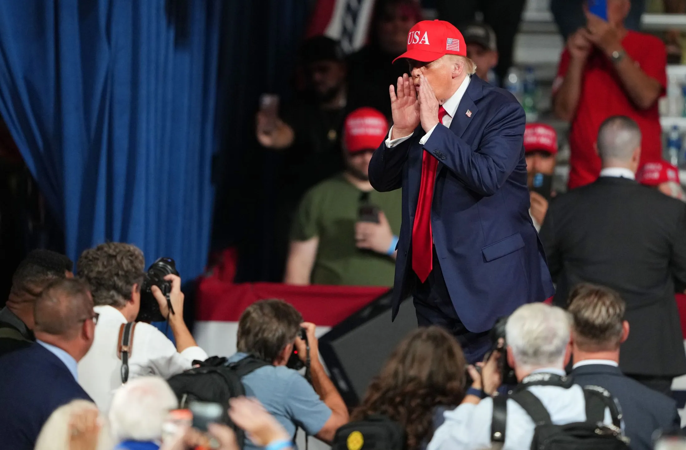 Trump detiene mitin en Carolina del Norte al ver que expulsaban a una mujer Trump detiene mitin en Carolina del Norte al ver que expulsaban a una mujer