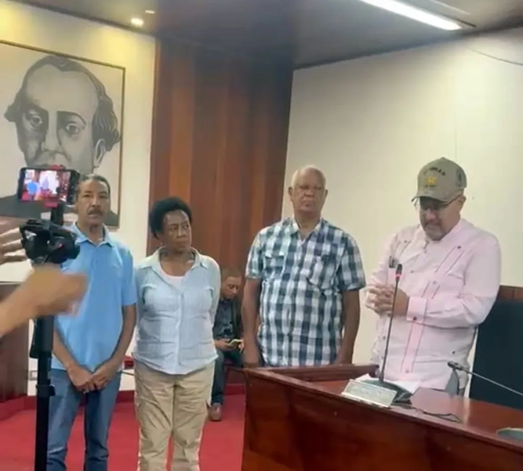 Vecinos de Mil Hojas solicitan revision de proyecto proximo a canada en calle Chanty