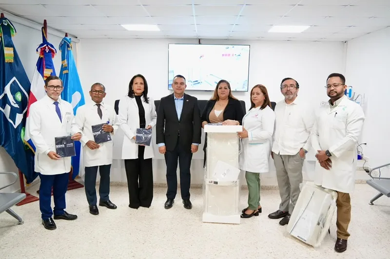 SNS y UNICEF fortalecen Programa Mamá Canguro con donación de equipos médicos valorada en más de RD$5.4 millones SANTO DOMINGO.– El Servicio Nacional de Salud (SNS), continúa fortaleciendo y ampliando el Programa Mamá Canguro en la Red Pública de Salud, una estrategia dirigida a mejorar la atención de recién nacidos, especialmente prematuros y de bajo peso, mediante un modelo que integra al bebé, la madre y la familia en el proceso de cuidado. Cuando la gestión del presidente Luis Abinader asumió el Gobierno en el año 2020, la Red Pública de Servicios de Salud contaba con siete unidades del Programa Mamá Canguro. Actualmente, dispone de 20 unidades en funcionamiento y otras tres próximas a ser entregadas, lo que permitirá continuar ampliando la cobertura de esta estrategia a nivel nacional. En el marco de este proceso de expansión, el director ejecutivo del SNS, doctor Julio Landrón, sostuvo un encuentro con Farah Segura, oficial de Salud y Nutrición de UNICEF en República Dominicana, con el propósito de fortalecer la alianza estratégica e institucional entre ambas entidades para el desarrollo, ampliación y sostenibilidad del Programa Mamá Canguro en el país. El encuentro se desarrolló en el Hospital Materno Dra. Evangelina Rodríguez, conocido como el Hospital de la Mujer, donde UNICEF realizó una donación de equipos médicos valorada en más de RD$5.4 millones, destinados a fortalecer la atención que ofrecen las maternidades de la Red Pública. Entre los equipos donados figuran camas y mesas para la atención neonatal, dispositivos con capacidad de hasta 20 kilogramos, adaptadores de interfaz, infantómetros mecánicos, equipos de medición, oftalmoscopios indirectos, otoscopios, sets de diagnóstico de pared y otros dispositivos necesarios para el cuidado de los recién nacidos. El doctor Julio Landrón destacó que la donación constituye un aporte importante para continuar fortaleciendo los servicios de salud y garantizar que el personal disponga de las herramientas necesarias para ofrecer una atención oportuna y de calidad. “Es importante destacar que estos equipos serán adquiridos a nivel nacional en cantidades importantes y distribuidos en los centros que forman parte de este programa, con el propósito de ampliar su alcance y garantizar mejores condiciones para la atención”, explicó. De su lado, Farah Segura resaltó el crecimiento experimentado por el Programa Mamá Canguro en República Dominicana y consideró que pasar de siete unidades a alcanzar prácticamente una cobertura nacional, representa un logro de gran importancia. “En un momento determinado buscábamos apoyo internacional para fortalecer este programa, pero ustedes han desarrollado capacidades propias que hoy están sirviendo de referencia a nivel regional”, manifestó la representante de UNICEF. Segura felicitó al SNS por los avances alcanzados y reiteró el compromiso de UNICEF de continuar apoyando las acciones dirigidas al fortalecimiento de la atención primaria y de las estrategias que contribuyen a mejorar la salud de las madres y los recién nacidos. Mientras, el director Materno Infantil del SNS, doctor Freddy Novas, agradeció a UNICEF por la colaboración permanente con la institución y explicó que los equipos recibidos serán distribuidos en diferentes hospitales de la Red Pública, entre ellos los hospitales Dr. Antonio Musa y Dr. Luis Eduardo Aybar. Asimismo, informó que el SNS trabaja en la apertura de nuevas unidades Mamá Canguro, incluyendo una en el Hospital Municipal Colón, de Bonao; otra en el Hospital Matías Ramón Mella, de Dajabón, y próximamente una en San Antonio de Cotuí, para la cual ya se cuenta con la autorización del director ejecutivo del SNS. La directora general del Hospital Materno Dra. Evangelina Rodríguez, doctora Yakaira García Peralta, destacó que el método Mamá Canguro trasciende la dimensión clínica, al colocar a la familia como parte fundamental del cuidado de los recién nacidos. “El método Mamá Canguro no es solo una estrategia clínica altamente efectiva; es también un profundo acto de humanidad que coloca a la familia en el corazón del cuidado y de la atención en salud”, afirmó. García Peralta agradeció el compromiso de los profesionales, técnicos y colaboradores que participan en el programa y expresó su confianza en que las acciones que se desarrollarán contribuirán a salvar vidas y a ofrecer un futuro más esperanzador a las familias dominicanas.