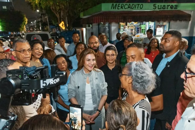 Carolina Mejía fortalece la seguridad en 20 sectores de los kilómetros de la Independencia con la iluminación de 77 calles Carolina Mejía fortalece la seguridad en 20 sectores de los kilómetros de la Independencia con la iluminación de 77 calles