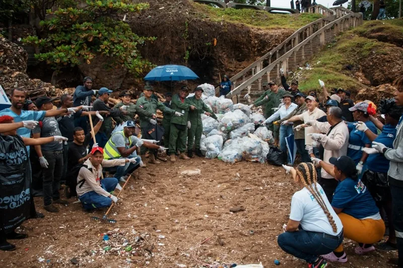 Alcaldía del DN conmemora el Día Internacional de la Limpieza de Playas interviniendo playa San Gil y cañada en Arroyo Hondo Alcaldía del DN conmemora el Día Internacional de la Limpieza de Playas interviniendo playa San Gil y cañada en Arroyo Hondo