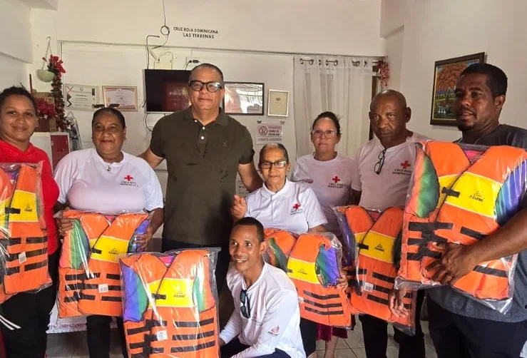 César Ruiz entrega chalecos salvavidas a la Cruz Roja para fortalecer labores de asistencia en Las Terrenas César Ruiz entrega chalecos salvavidas a la Cruz Roja para fortalecer labores de asistencia en Las Terrenas