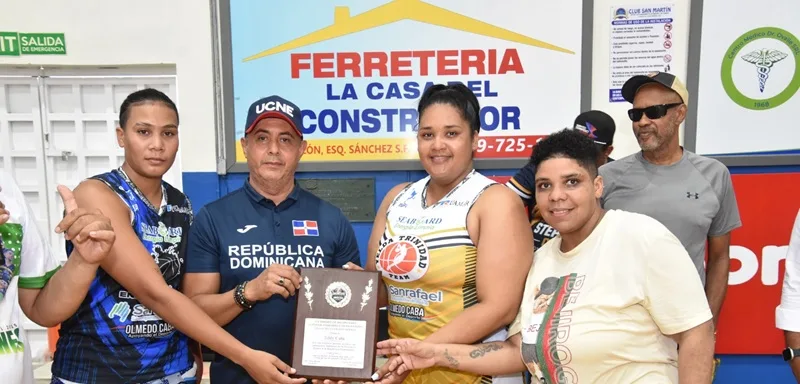 Reconocen a Eddy Caba director de deportes UCNE por valiosos aportes al basket femenino francomacorisano Eddy Caba director de deportes recibe un reconocimiento de Johanny Bruno, Adaury Reyes y Ruth Aracena por sus valiosos aportes al basket femenino provincial.