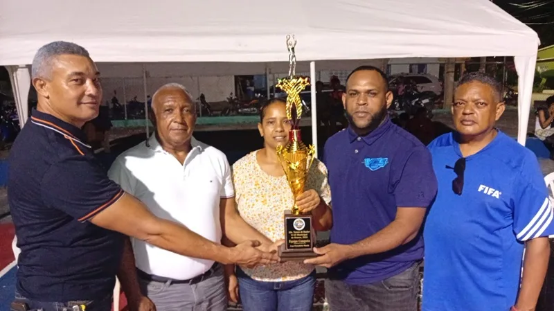 Lobos y Lyons disputarán este viernes 25 juego decisivo basket U22 de Hostos copa Pescadería Wanda Alcalde municipal Arcadio Rosa y el regidor Eddy Scarlit Cordero entregan copa Pescadería Wanda al comité organizador