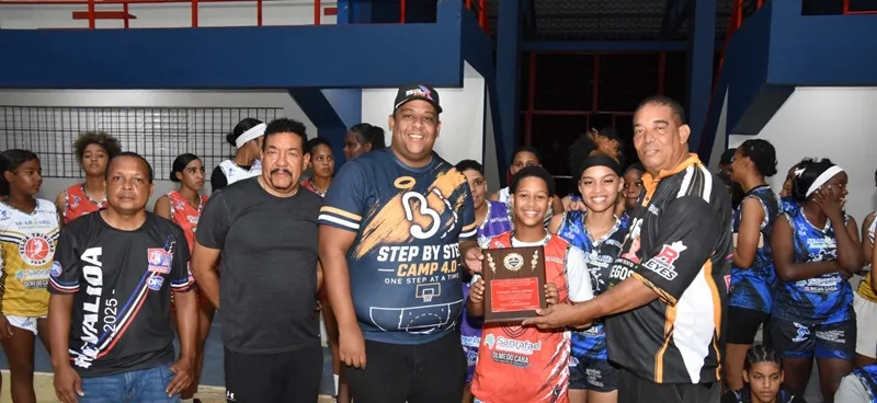 Comité organizador basket superior femenino francomacorisano reconoce a Alejandro Breton Alejandro Bretón recibe una merecida placa de reconocimiento por sus aportes al baloncesto femenino provincial.