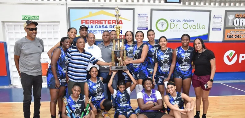 Team Emma Rivera nuevo campeón del basket femenino con refuerzos francomacorisano copa Seaboard Martin Pantaleón e Isaac Polanco entregan la copa Seaboard a las jugadoras y técnicos del team Emma rivera campeón del basket superior con refuerzos femenino de las Indias del club San Vicente.
