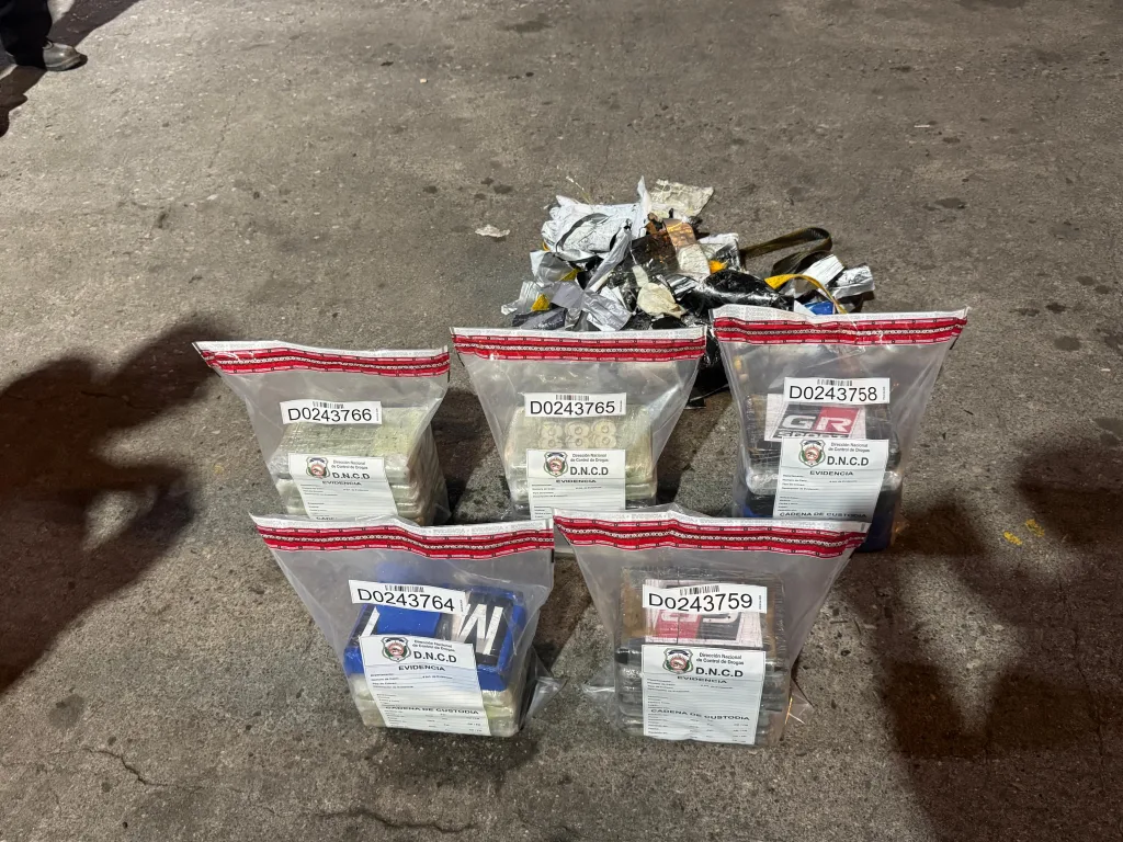 DNCD ocupa 24 paquetes de presunta cocaína ocultos en buque en Haina Oriental