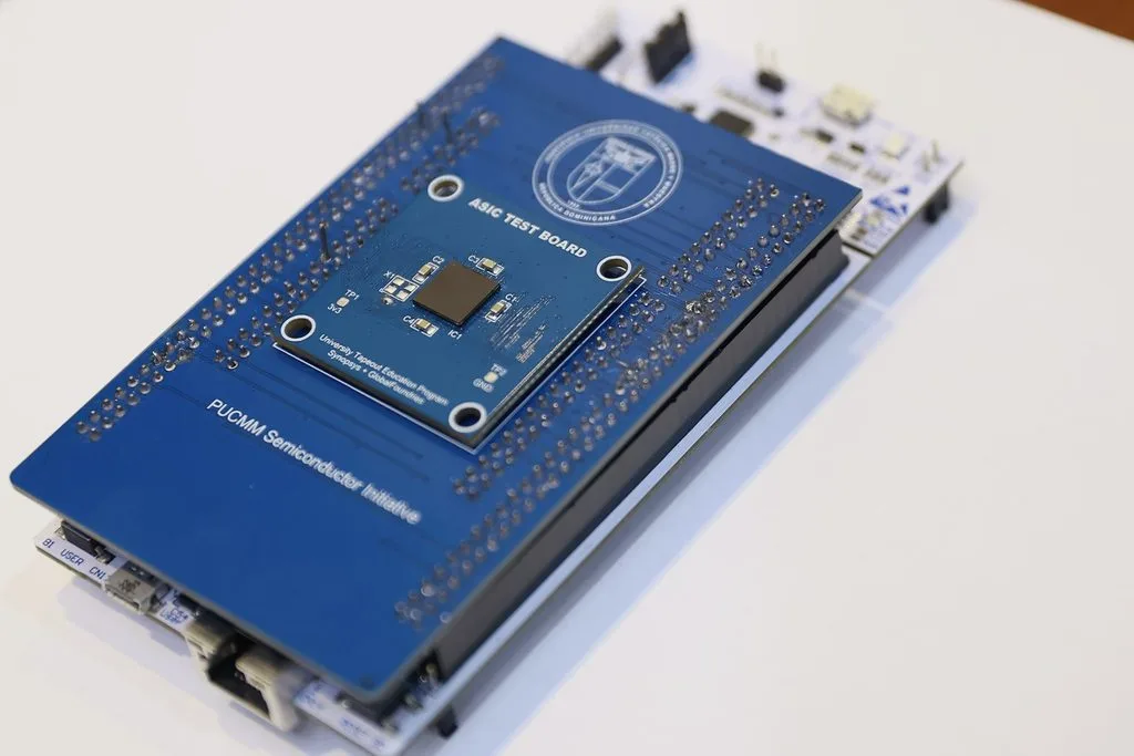 Primer microchip de la PUCMM impulsa apuesta de República Dominicana por los semiconductores microchip de la PUCMM