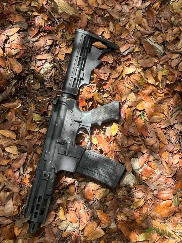 Intento de asalto a remesadora deja tres sospechosos muertos tras persecución en Azua pistolas asalto a remesadora deja tres sospechosos muertos tras persecucion en Azua2
