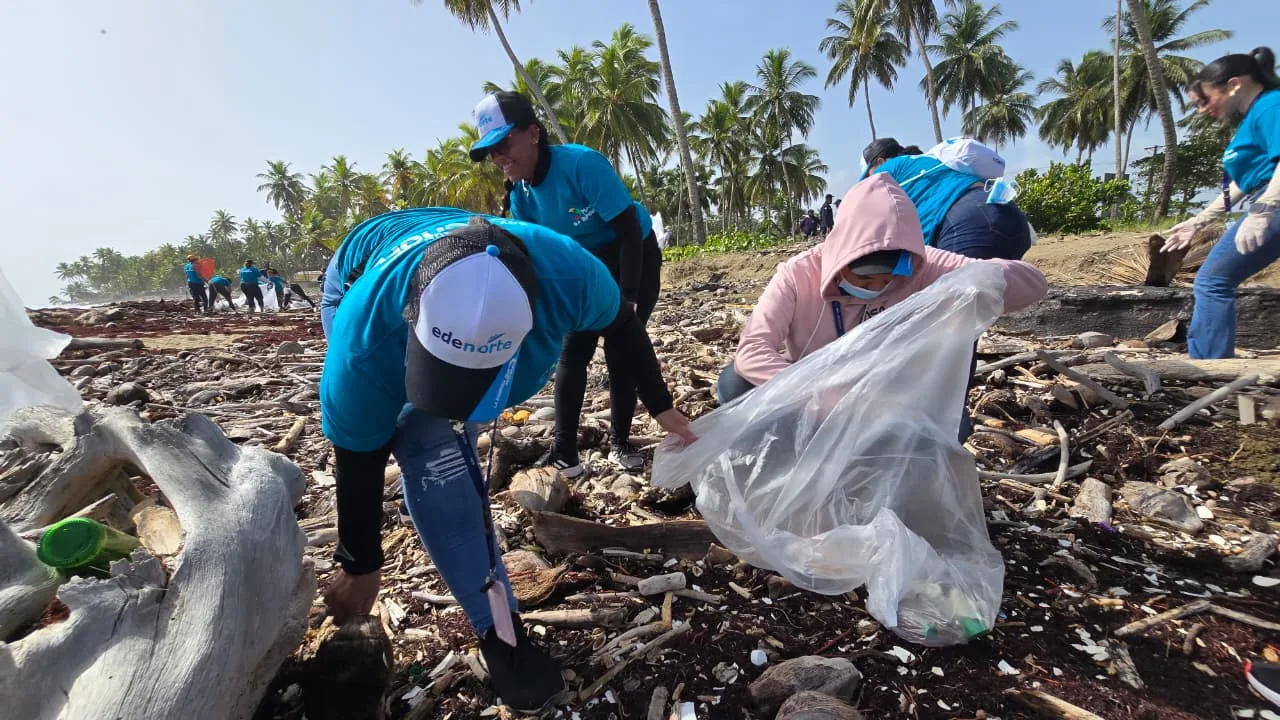 EDENORTE moviliza voluntarios para retirar desechos de playa Boca de Nagua EDENORTE moviliza voluntarios para retirar desechos de playa Boca de Nagua