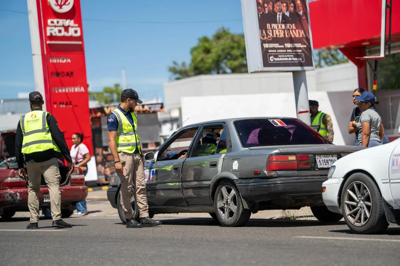 INTRANT y DIGESETT retienen 12 vehículos de concho por irregularidades en Santiago INTRANT y DIGESETT retienen 12 vehículos de concho por irregularidades en Santiago