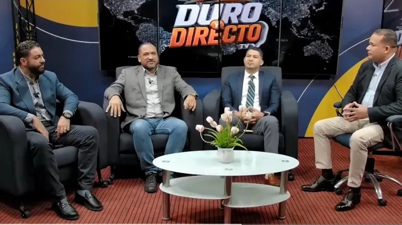 Emanuel Escaño se pregunta: ¿Qué ha hecho la actual administración de la alcaldía de Tenares, con más de 230 millones de pesos? En el centro, los comunicadores Vladimir Ferreira, Alfredo Peña y Emmanuel Jorge, mientras entrevistaban al exalcalde y actual vicecónsul en Islas Canarias, el también ex dos veces alcalde de Tenares, Emanuel Escaño.