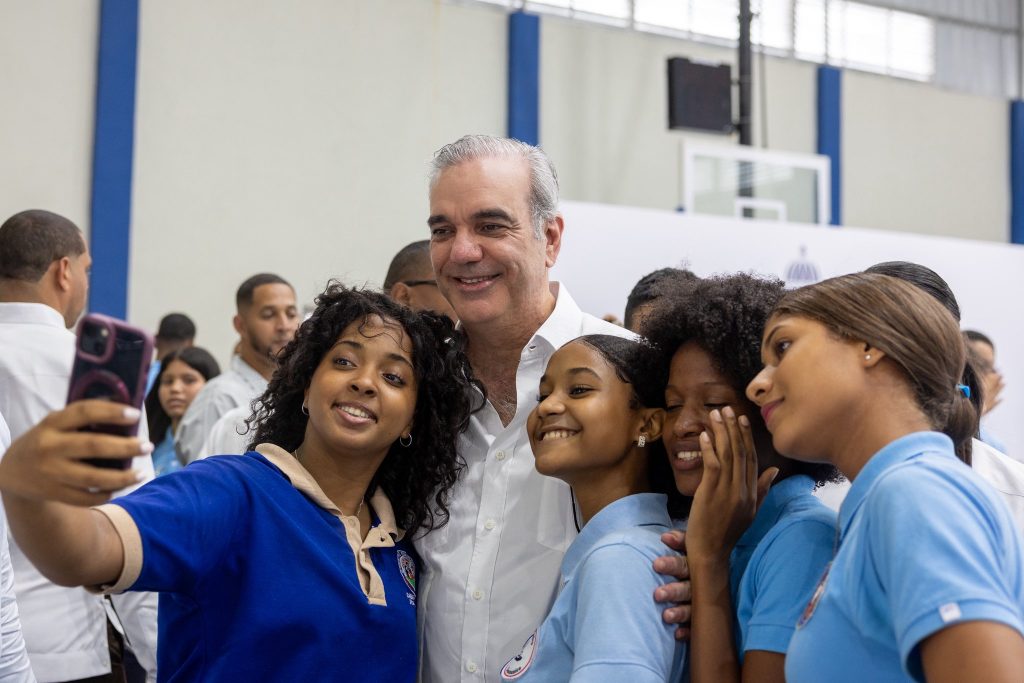 Abinader anuncia laptops y becas para 400 estudiantes de Santo Domingo Norte