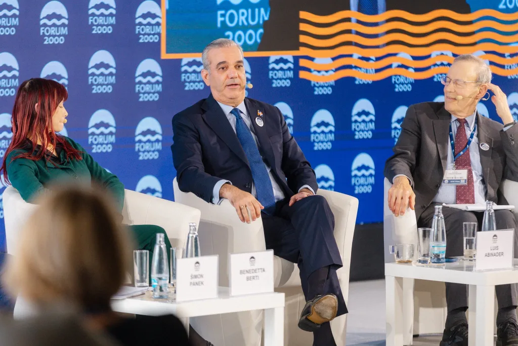 Abinader defiende en Praga la alternancia política y reafirma que dejará el poder en 2028
