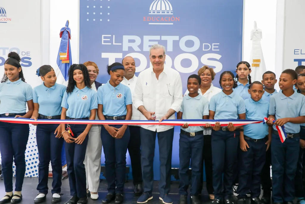 Abinader inaugura en Pedro Brand escuela para 960 estudiantes tras 12 años de espera Abinader inaugura en Pedro Brand escuela para 960 estudiantes tras 12 años de espera