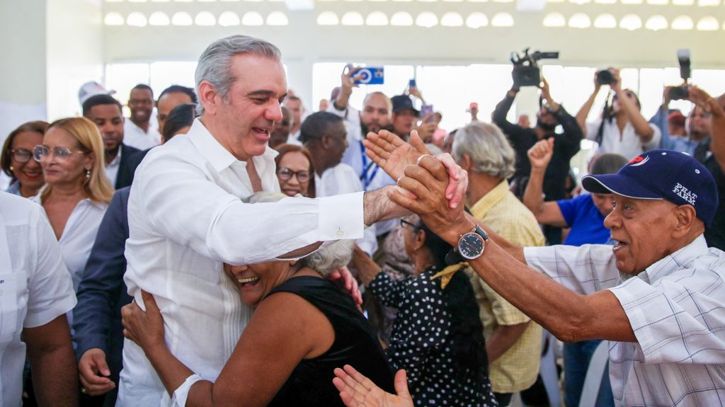 Abinader activa fin de semana de obras, viviendas y programas sociales en Santo Domingo y Santiago