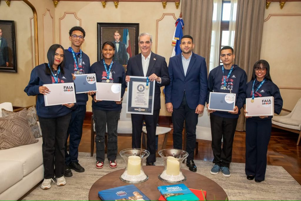 Abinader recibe en Palacio Nacional a jóvenes dominicanos que lograron récord mundial de lectura