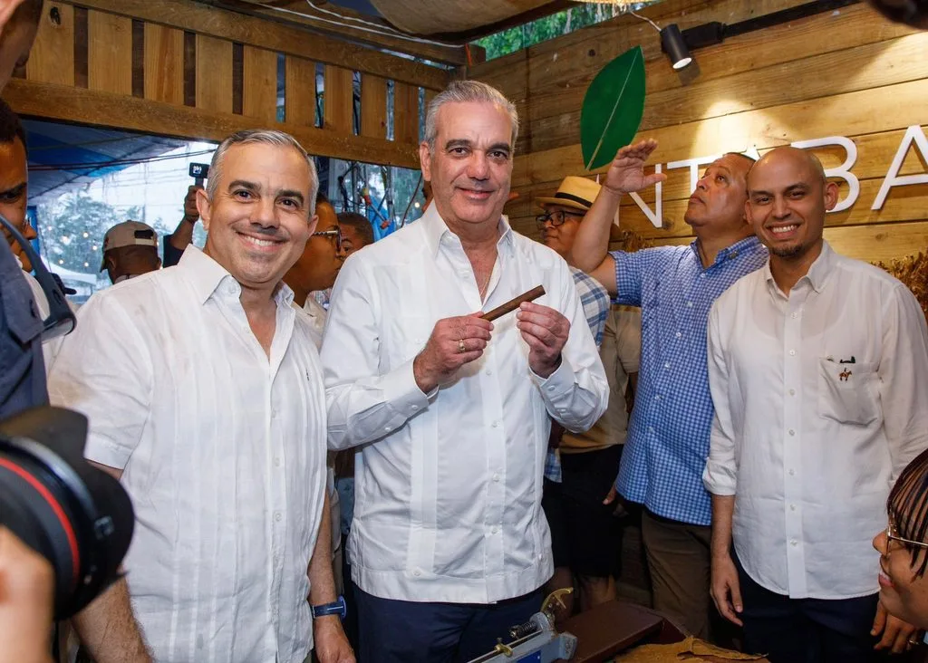 Abinader sobre Expo Cibao: “Es hoy un éxito y siempre lo ha sido” Abinader sobre Expo Cibao con ivan hernandez en el modulo de intabaco eljacaguero