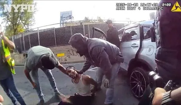 Video capta dramático arresto de dominicano herido de bala por agente de ICE en Nueva York Video capta dramático arresto de dominicano herido de bala por agente de ICE en Nueva York