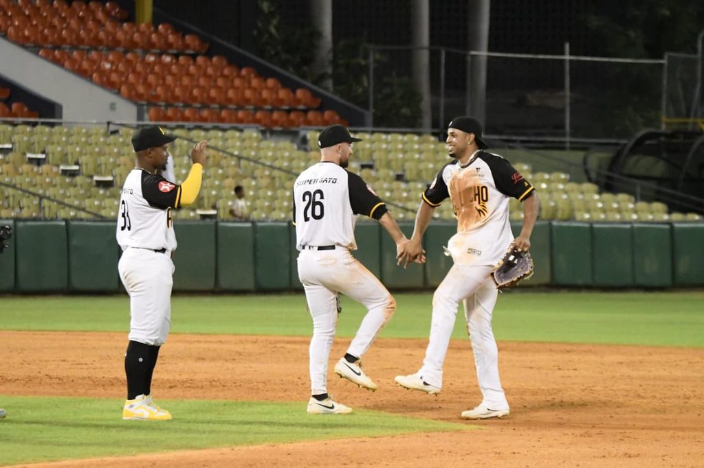Aguilas Cibaenas consiguen su primera victoria al vencer 4 1 a los Gigantes del Cibao