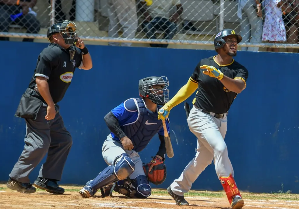 Águilas y Licey terminan 4-4 en Bonao; Alberto Rodríguez pega jonrón y Joan Adón domina Águilas y Licey terminan 4-4 en Bonao; Alberto Rodríguez pega jonrón y Joan Adón domina