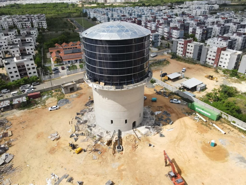 Ciudad Juan Bosch ampliará en 94 % su reserva de agua con nuevo depósito en fase final