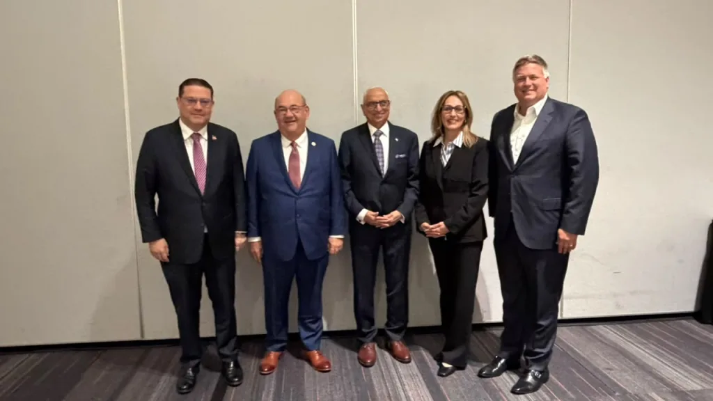 Yayo Sanz Lovatón firma alianza en SEMICON West para impulsar semiconductores en RD Yayo Sanz Lovatón firma alianza en SEMICON West para impulsar semiconductores en RD