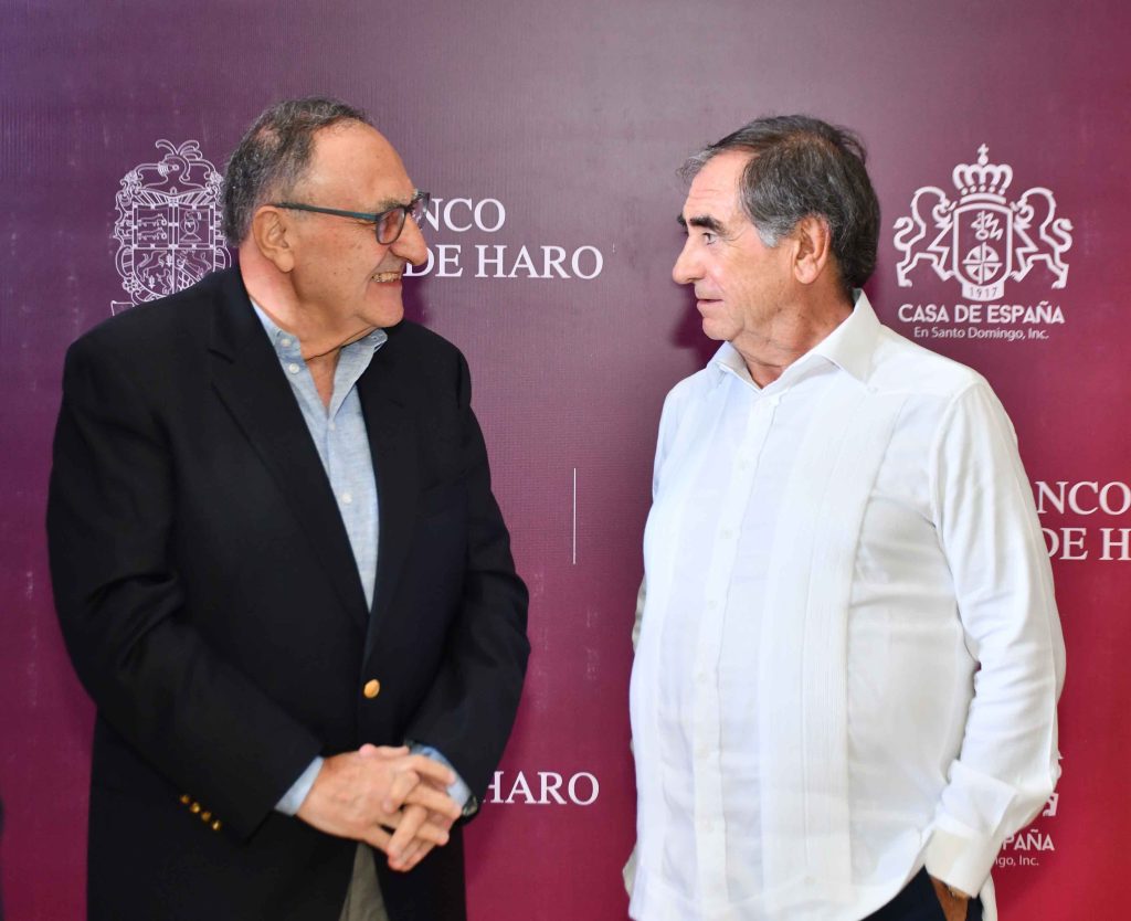 Francisco Rodriguez y Alfonso Lomba conversando animadamente