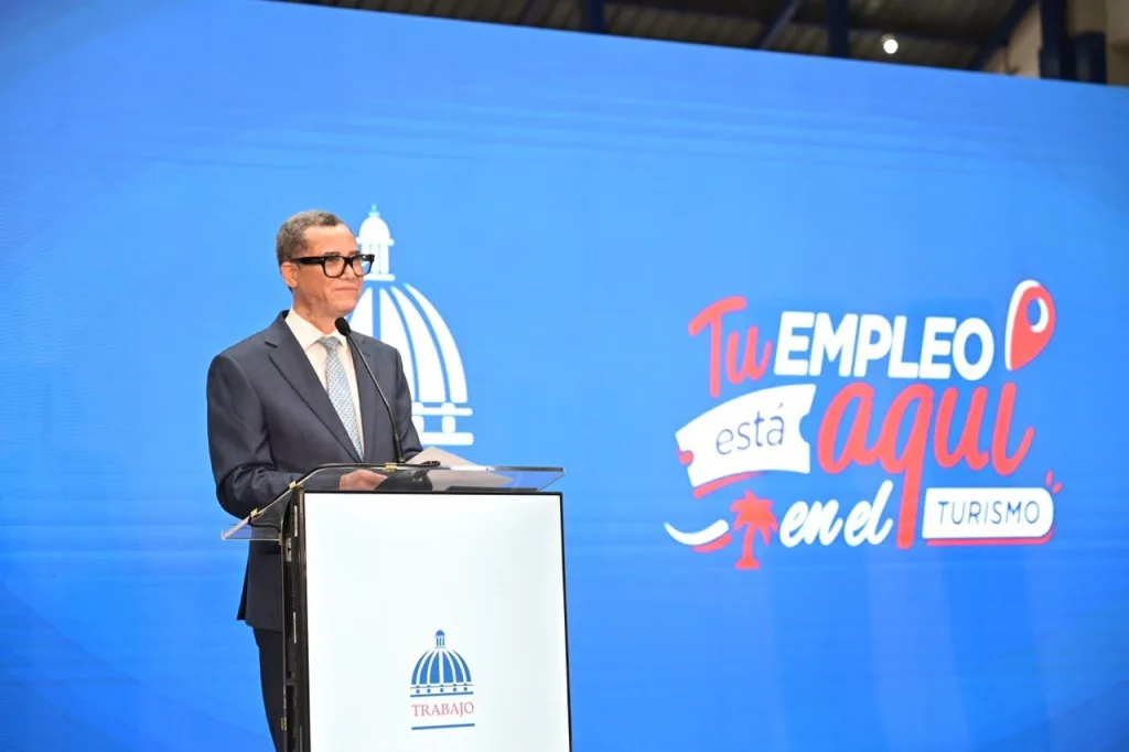 Miles de personas acuden a la jornada de empleos turísticos del Ministerio de Trabajo en La Romana