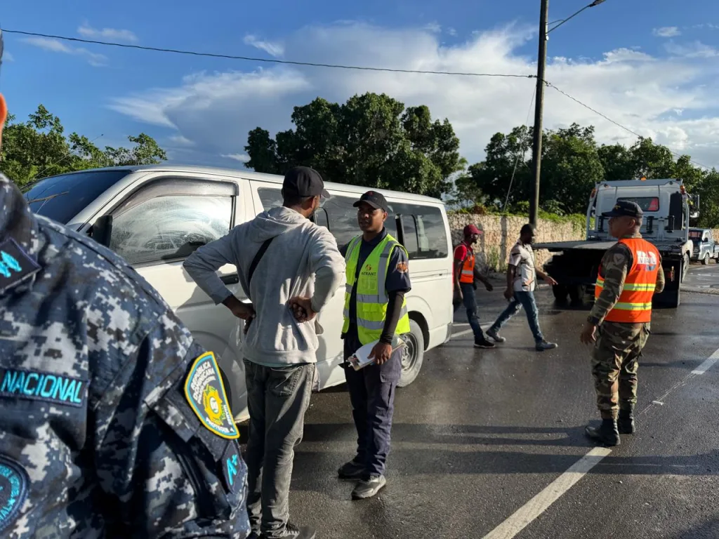 INTRANT retiene cinco autobuses en Friusa por transporte irregular de ciudadanos haitianos INTRANT retiene cinco autobuses en Friusa por transporte irregular de ciudadanos haitianos
