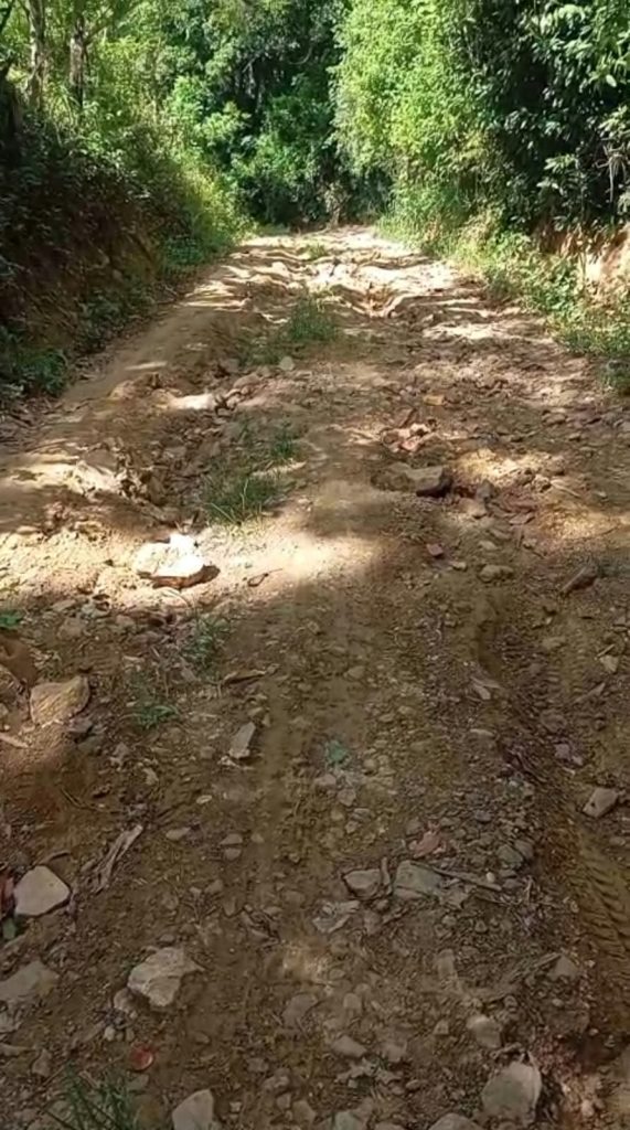 Comunitarios de La Peñita reclaman terminación de su única vía en San Francisco de Jacagua