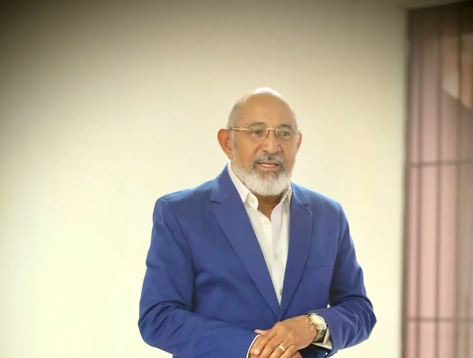 Lucildo Gómez capacita en comunicación institucional a colaboradores de la Regional 08 en Santiago