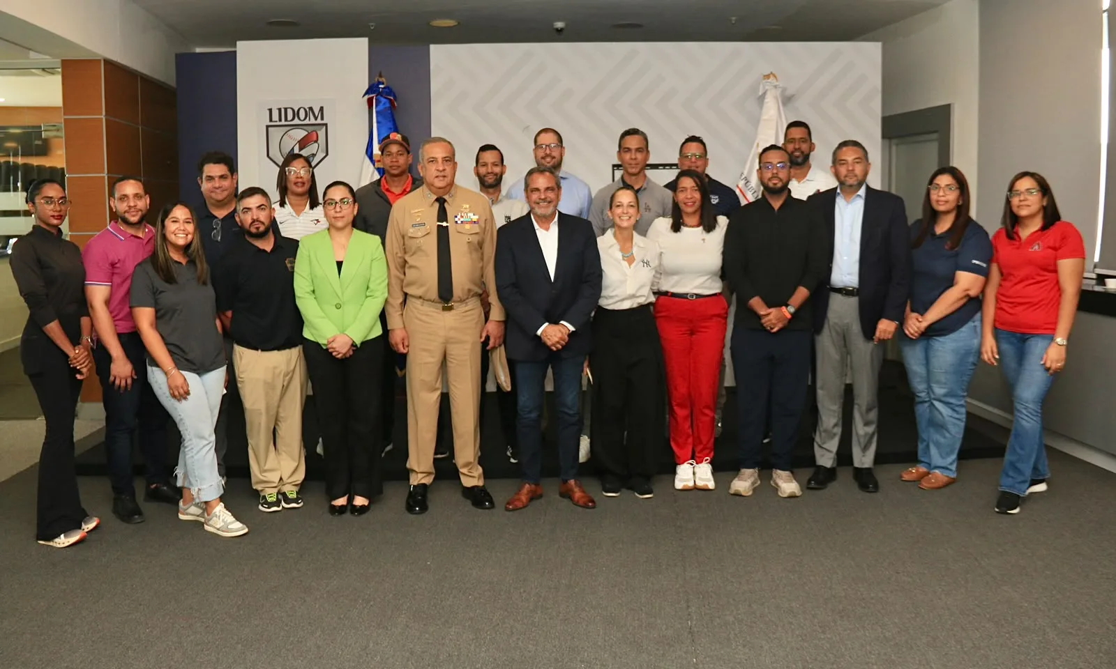 Migración y Comisionado de Béisbol buscan agilizar trámites para prospectos extranjeros de MLB