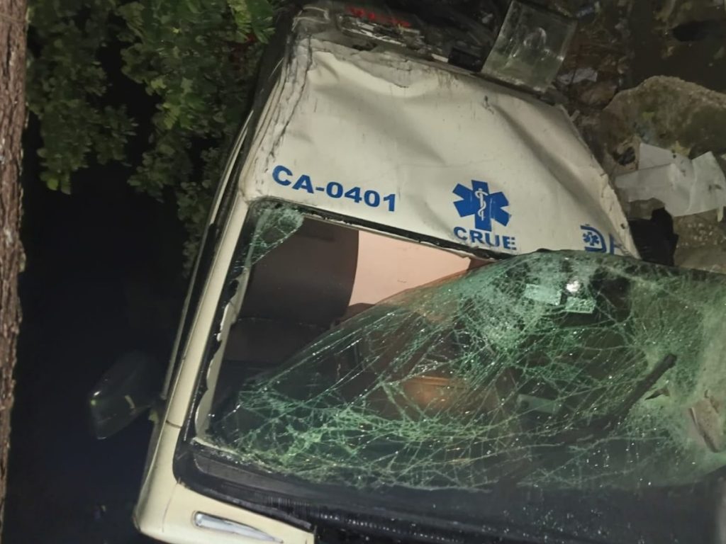 Muere enfermera al caer ambulancia por un precipicio en la carretera Sánchez Muere enfermera al caer ambulancia por un precipicio en la carretera Sánchez