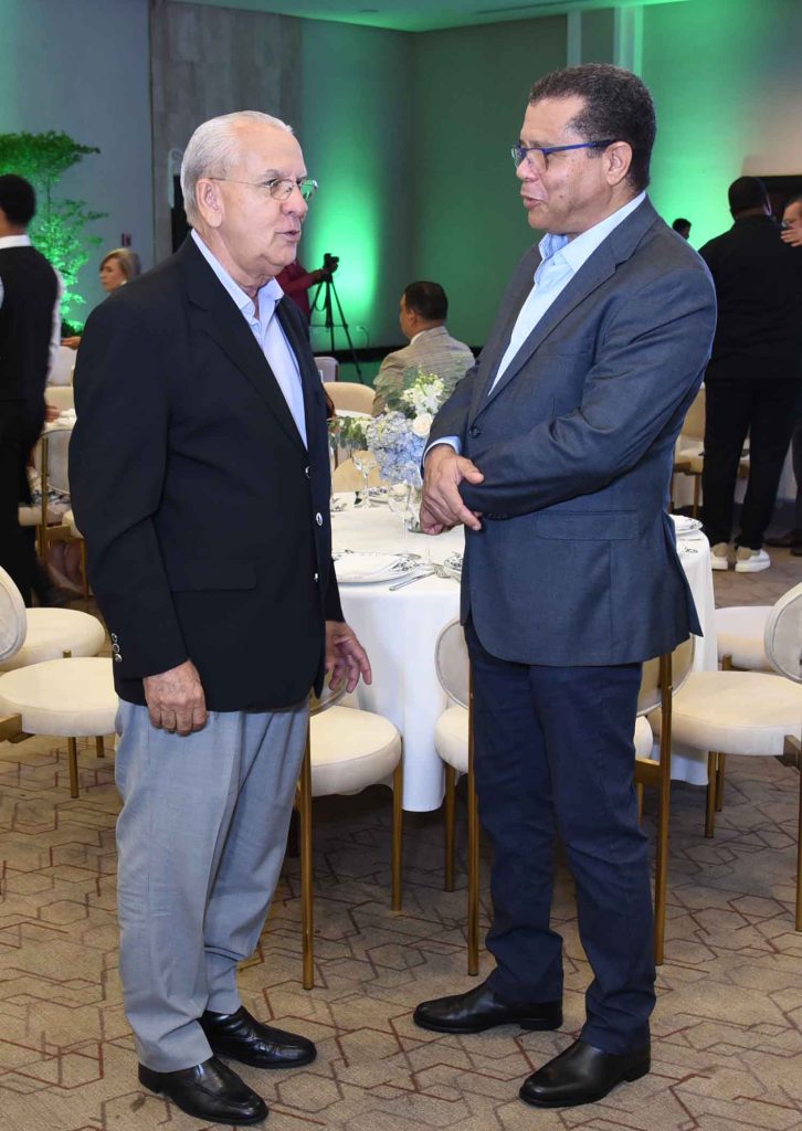Ramon Pichardo y Hector Zorrilla conversan animadamente