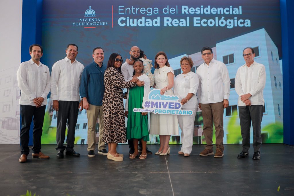 Raquel Peña entrega 836 apartamentos y deja en funcionamiento escuela para 945 estudiantes en Santo Domingo Este