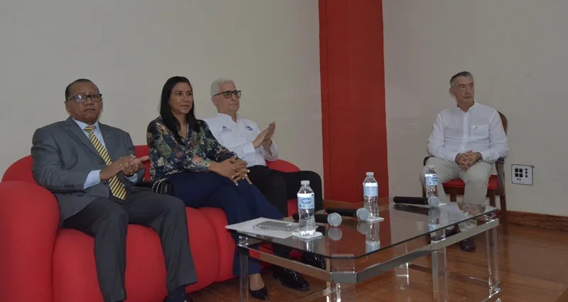 LA UASD Y EL CND SENSIBILIZAN SOBRE EL FENÓMENO DE LAS DROGAS EN R.D. El doctor Rafael Antonio Román Rodríguez, director del ICRIC de la UASD; Loandy Ureña, representante del CND; y los expositores Frank Soto, José Alberto Rojas, Luis Ottenwalder y Ariel Mejía durante el seminario-taller.