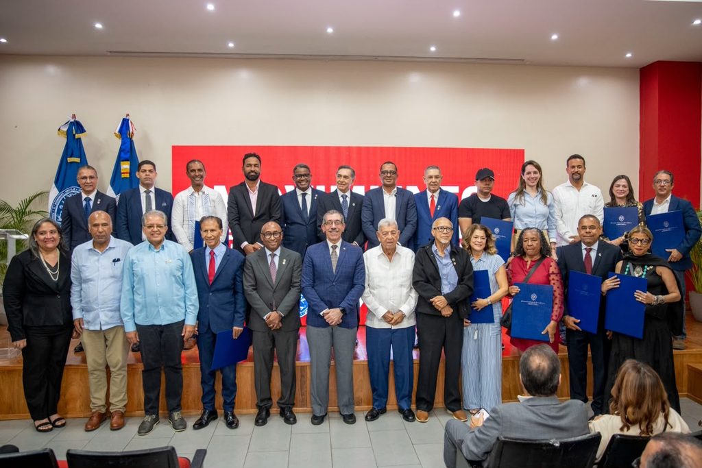 UASD reconoce a Robert Polanco y figuras historicas de la Federacion de Estudiantes Dominicanos1