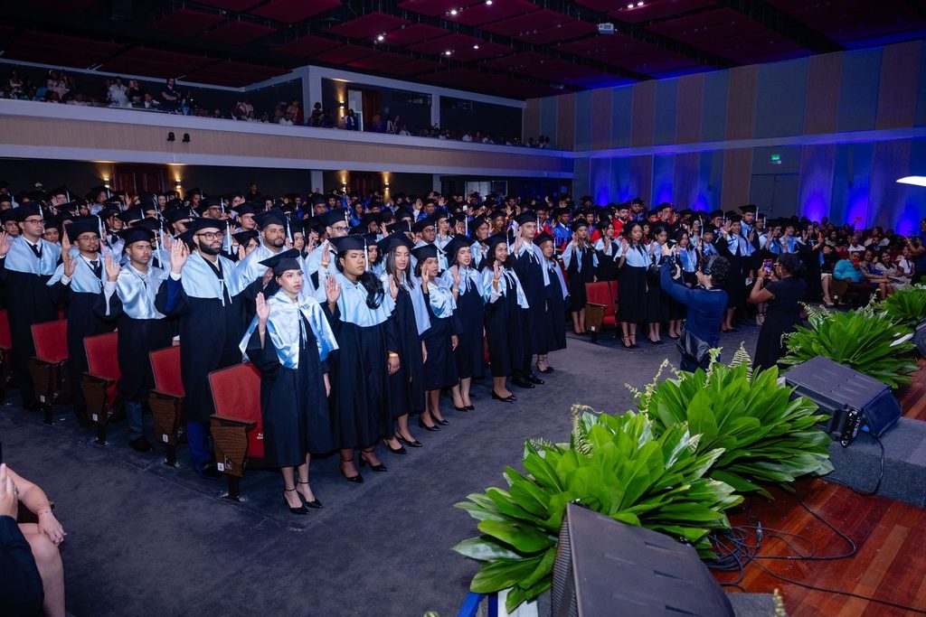 Unapec gradua a 858 nuevos profesionales y supera los 51 mil egresados