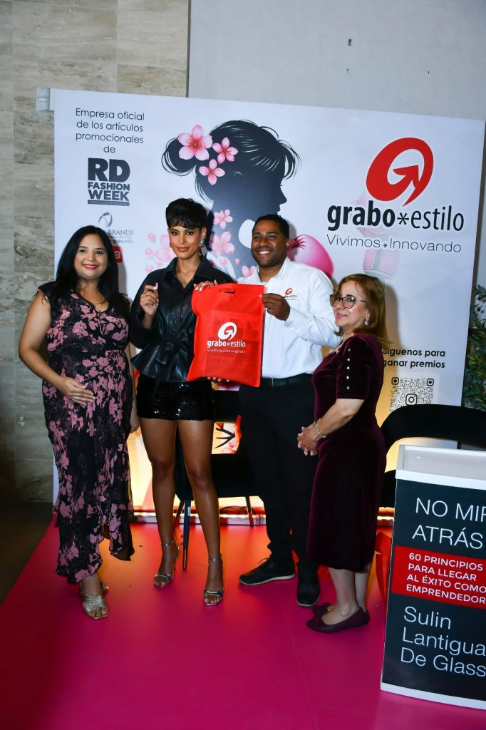 Valentina Campion junto al equipo de Grabo Estilo en el stand