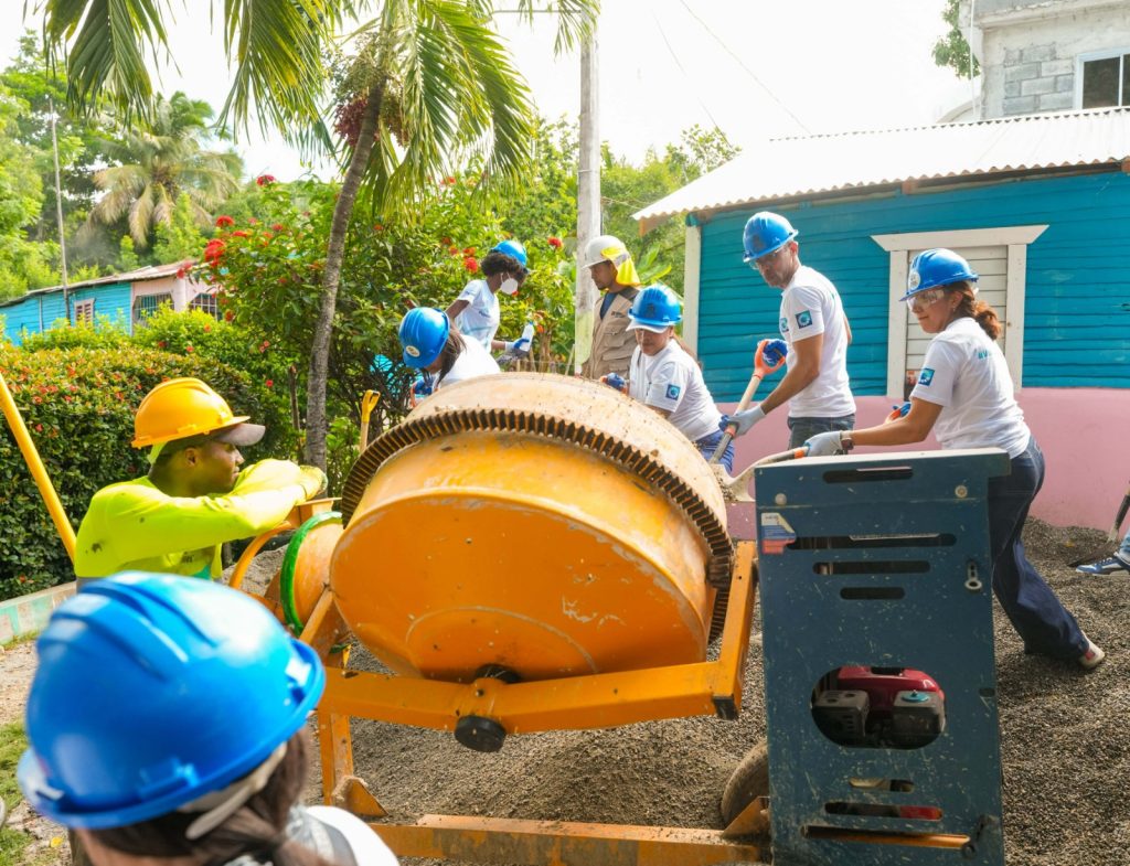 Voluntariado Popular remozo viviendas de tres familias en Yaguate junto a Habitat Dominicana1