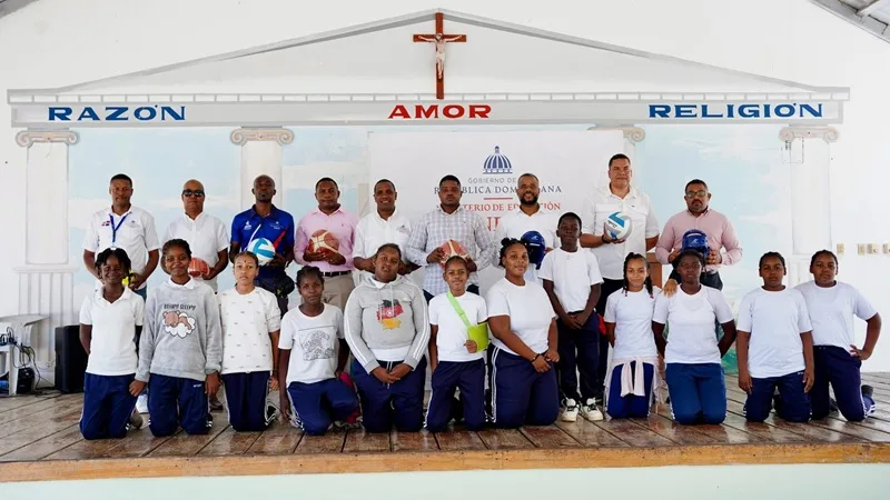INEFI acelera su despliegue nacional con entrega de utilería deportiva y kits en Nagua, Bánica y Las Matas de Farfán El director ejecutivo del Instituto Nacional de Educación Física (INEFI), Alberto Rodríguez Mella, junto a docentes y alumnos que se dieron cita en el polideportivo de Las Matas de Farfán.